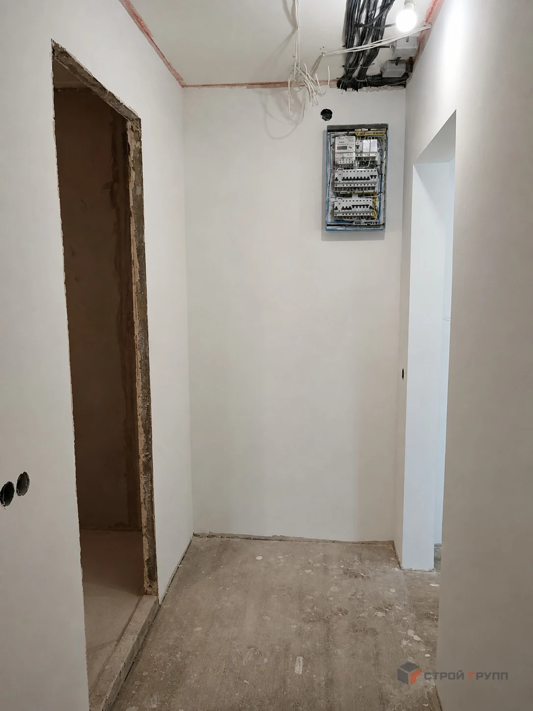 Зона прихожей с новым электрощитом и подготовкой под дальнейшую отделку